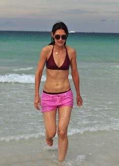 Торчащие соски Кэти Холмс в красном купальнике в Майями фото #7