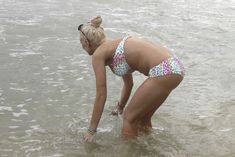У Линдси Лохан сполз купальник на Гавайях фото #7