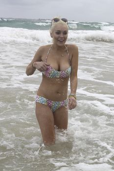 У Линдси Лохан сполз купальник на Гавайях фото #9