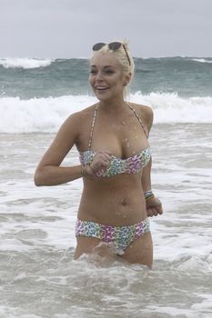 У Линдси Лохан сполз купальник на Гавайях фото #10