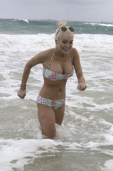 У Линдси Лохан сполз купальник на Гавайях фото #13