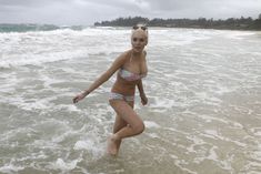 У Линдси Лохан сполз купальник на Гавайях фото #14