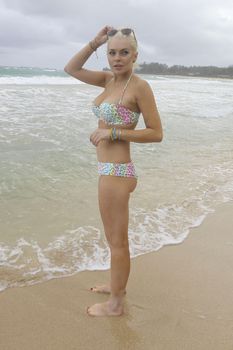 У Линдси Лохан сполз купальник на Гавайях фото #16