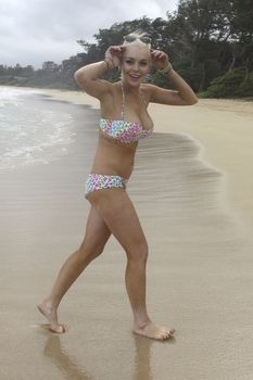 У Линдси Лохан сполз купальник на Гавайях фото #17