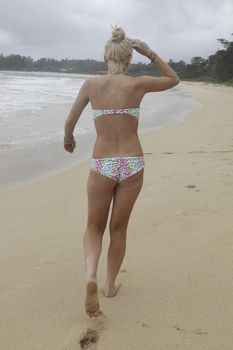 У Линдси Лохан сполз купальник на Гавайях фото #21