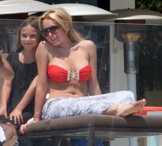 Сочная грудь Линдси Лохан в красном купальнике в Малибу фото #1