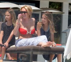 Сочная грудь Линдси Лохан в красном купальнике в Малибу фото #3