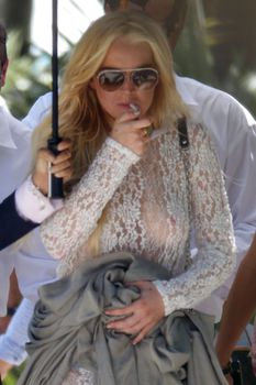 Линдси Лохан в прозрачных трусиках на фотосете фото #1