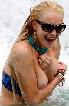 Большая сиська Линдси Лохан выпала из купальника в Майами фото #3