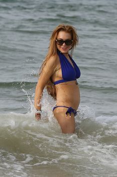Фигура Линдси Лохан в бикини на пляже в Бразилии фото #6