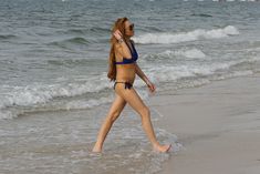 Фигура Линдси Лохан в бикини на пляже в Бразилии фото #7