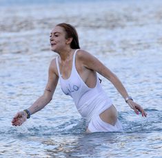 Горячая Линдси Лохан в мокром купальнике на пляже в Миконосе фото #1