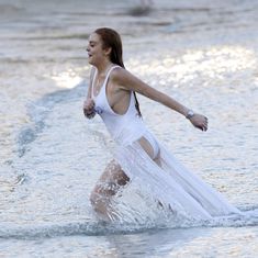 Горячая Линдси Лохан в мокром купальнике на пляже в Миконосе фото #2