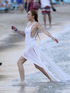 Горячая Линдси Лохан в мокром купальнике на пляже в Миконосе фото #4
