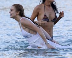 Горячая Линдси Лохан в мокром купальнике на пляже в Миконосе фото #6