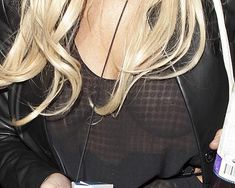 Линдси Лохан засветила грудь на вечеринке фото #2