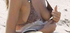 Случайный засвет груди Хайди Клум на пляже в Сен-Барте фото #2