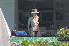 Голая грудь Хайди Клум на отдыхе в Сен-Барте фото #27