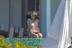 Голая грудь Хайди Клум на отдыхе в Сен-Барте фото #30