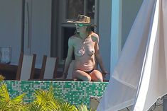 Голая грудь Хайди Клум на отдыхе в Сен-Барте фото #31