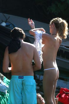 Голая грудь Хайди Клум на отдыхе в Сен-Барте фото #38