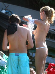 Голая грудь Хайди Клум на отдыхе в Сен-Барте фото #39