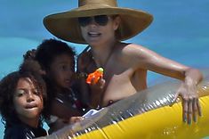 У Хайди Клум сполз купальник на Багамах фото #1