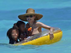 У Хайди Клум сполз купальник на Багамах фото #3