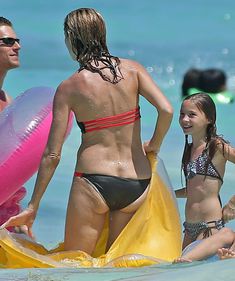 У Хайди Клум сполз купальник на Багамах фото #5