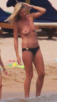 Красотка Хайди Клум топлесс в Сардинии фото #10