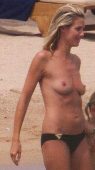 Красотка Хайди Клум топлесс в Сардинии фото #11