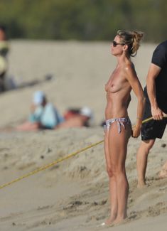 Хайди Клум топлесс на пляже в Корсике фото #4