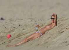 Хайди Клум топлесс на пляже в Корсике фото #11