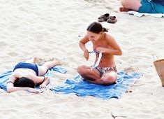 Голая грудь Натали Портман на пляже в Санкт-Бартс фото #6