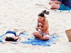 Голая грудь Натали Портман на пляже в Санкт-Бартс фото #7