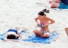Голая грудь Натали Портман на пляже в Санкт-Бартс фото #9