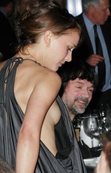 Натали Портман засветила грудь на ужине в Нью-Йорке фото #1