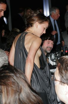 Натали Портман засветила грудь на ужине в Нью-Йорке фото #2