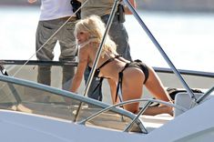Памела Андерсон в бикини на съемках в Каннах фото #6