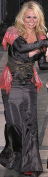 Голый сосок Памелы Андерсон на показе Вивьен Вествуда фото #7
