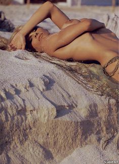 Полностью голая Памела Андерсон в журнале Playboy фото #13