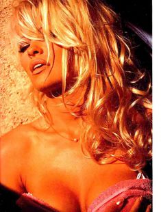 Голая грудь Памелы Андерсон в журнале Playboy фото #3