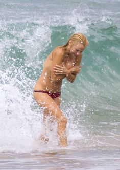 Шаловливая Памела Андерсон без купальника на пляже фото #3