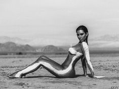Обнаженная Ким Кардашьян в фотосессии в пустыни фото #8