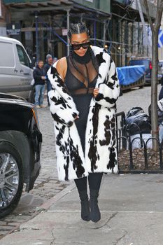 Ким Кардашьян в прозрачном лифчике на улице Нью-Йорка фото #2