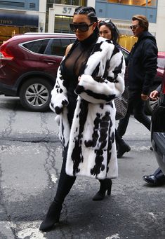 Ким Кардашьян в прозрачном лифчике на улице Нью-Йорка фото #4