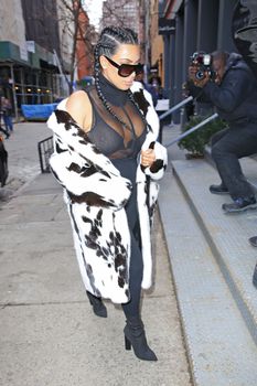 Ким Кардашьян в прозрачном лифчике на улице Нью-Йорка фото #6