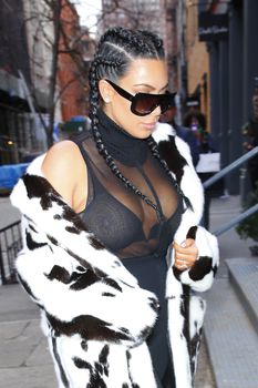 Ким Кардашьян в прозрачном лифчике на улице Нью-Йорка фото #7