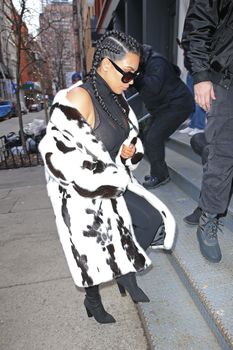 Ким Кардашьян в прозрачном лифчике на улице Нью-Йорка фото #8