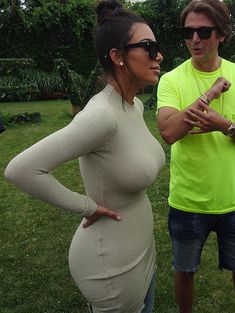 Ким Кардашьян без лифчика в обтягивающем платье фото #1
